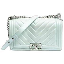 Borsa Chanel Boy Médium con patta in pelle iridescente azzurro chiaro