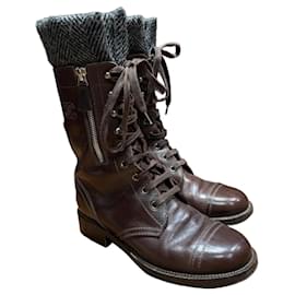 Botas con cordones de cuero marrón Chanel con puños de tweed