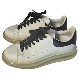 Sneakers Alexander McQueen oversized taglia 41.5 pelle bianco e nero suole traslucide