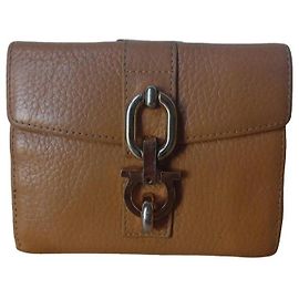 Portafoglio bi-fold Salvatore Ferragamo Gancini in pelle marrone