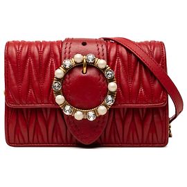 Sac bandoulière Miu Miu en nappa matelassé rouge orné de cristaux