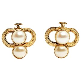Chanel circa 1983 Clip-Ohrringe CC aus goldenem Metall Trefoil