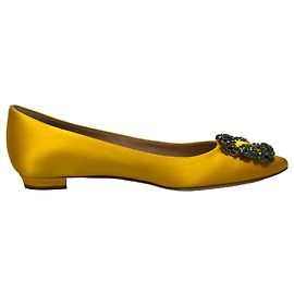 Décolleté basse Manolo Blahnik Jewel Buckle in raso giallo