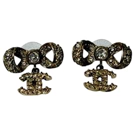 Orecchini Chanel Crystal CC Bow Drop in metallo dorato