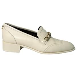 Mocassini Wingtip Chanel con accento a catena in pelle bianca