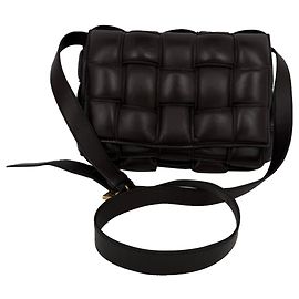 Bolsa transversal acolchoada Cassette da Bottega Veneta em couro de cordeiro marrom