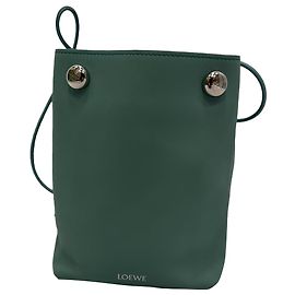 Loewe Pebble Pouch Tasche aus grünem Kalbsleder