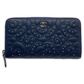 Carteira longa Chanel Camellia em pele de cordeiro azul-marinho