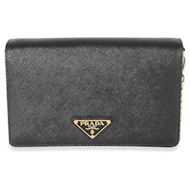 Borsa con patta a catena e logo triangle in Saffiano nero Prada