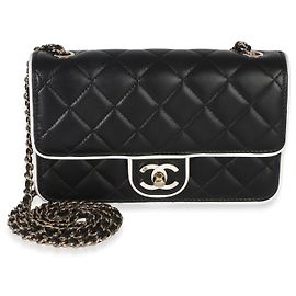 Portafoglio con catena Chanel 26P Black White in agnello trapuntato con chiusura CC in resina
