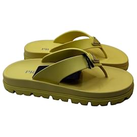 Infradito Prada in gomma giallo