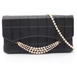 Borsa a tracolla Chanel Chocolate Bar con catena di perle
