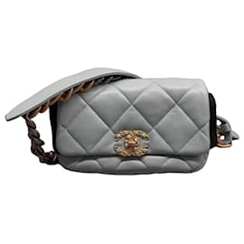 Borsa Chanel 19 Flap in pelle d'agnello azzurro chiaro