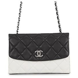 Chanel Chain Wallet in Schwarz und Weiß