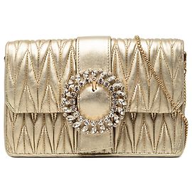 Miu Miu Sac bandoulière en cuir nappa matelassé métallisé doré orné de cristaux