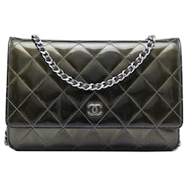 Portafoglio con catena Chanel Green CC trapuntato in vernice metallizzata striata