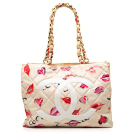 Tote Chanel Beige CC in tela rivestita con stampa Kisses and Lips
