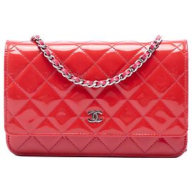 Portefeuille à chaîne Chanel Red Bicolor Classic en cuir verni