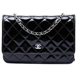 Portefeuille à chaîne Chanel Black CC matelassé en cuir verni