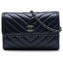 Portafoglio con catena Chanel Blue CC Chevron in agnello borchiato