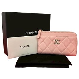 Tarjetero y monedero de piel caviar matelassé Chanel