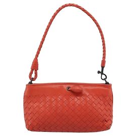 Clutch con cremallera de cuero Bottega Veneta con detalle de piel de serpiente Intrecciato