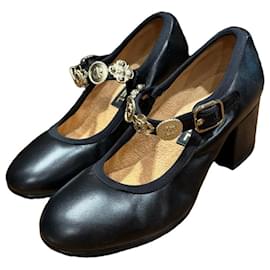 Scarpe Mary Jane in pelle nera Chanel con decorazioni dorate