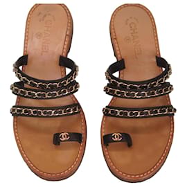 Chanel Sandali Piatti in Pelle Nera e Catena Dorata