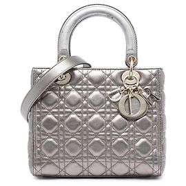 Lady Dior in agnello metallizzato argento, misura Medium