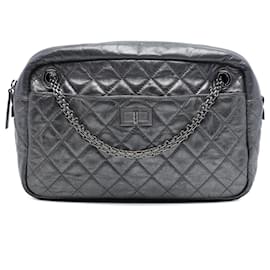 Borsa a tracolla Chanel Reissue 2.55 in pelle di vitello trapuntata metallizzata grigia Medium