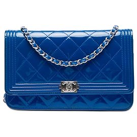 Chanel Boy Portemonnaie aus blauem gestepptem Lackleder mit Kette