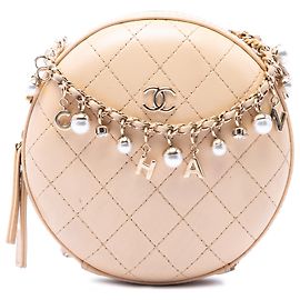Bolso bandolera redondo Chanel en piel de becerro beige con pespuntes, logotipo, strass y cadena de perlas
