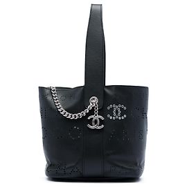 Borsa a secchiello Chanel Black Small Perforated Calfskin Logo Eyelet