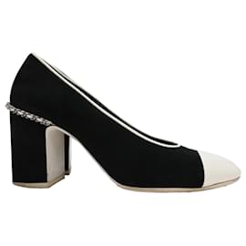 Chanel Cap-Toe Pumps mit Kettenakzent aus schwarzem Wildleder