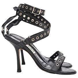 Sandalias de tacón con tira al tobillo y ojales Manolo Blahnik en cuero negro