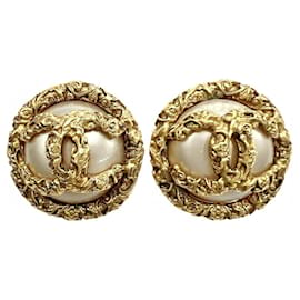 Pendientes vintage Chanel de clip con perla de imitación
