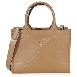 Mini tote Prada in pelle di vitello morbida beige scuro Triangolo Symbole