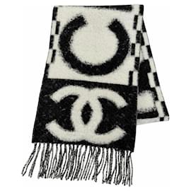 Stola Chanel in misto cashmere e seta