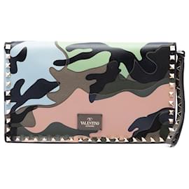 Clutch Rockstud di Valentino in tela marrone e nappa mimetica