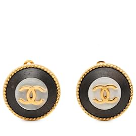 Chanel Gold CC vergoldete Clip-Ohrringe mit verdrehten Kunstperlen und Emaille