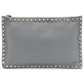 Clutch Valentino Rockstud in pelle di vitello granulata grigia