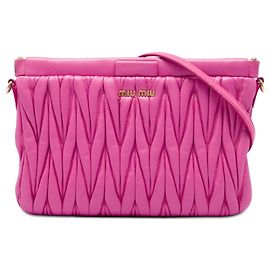 Clutch con struttura a cornice in nappa matelassé rosa con tracolla Miu Miu