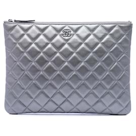 Clutch Chanel Silver Medium Quilted Metallic Lambskin O Case