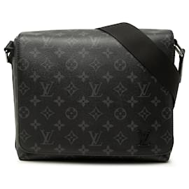Louis Vuitton District PM Monogram Eclipse negro