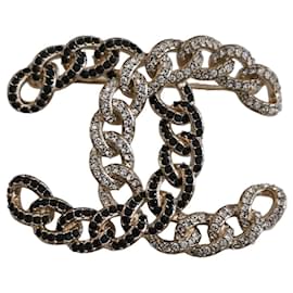 Spilla Chanel Logo CC a Catena con Strass Neri e Bianchi