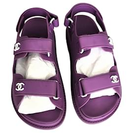 Sandali Chanel in pelle viola con logo CC