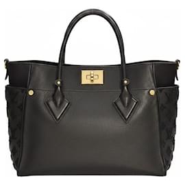 Louis Vuitton On My Side MM Tote in pelle Veau Cachemire nera Monogram Tufted