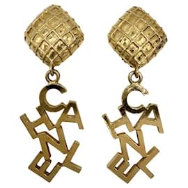 Pendientes de clip dorados Chanel