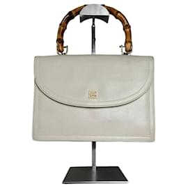Borsa a mano in pelle vintage Givenchy color crema con chiusura dorata c. anni 1990