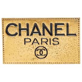 Spilla Chanel Logo Plate placcata oro